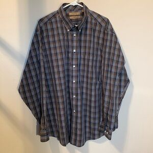Men’s Extra Large Roundtree and Yorke Button-down collar shirt.